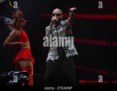 SUNRISE, FL – 16. DEZEMBER: Nicky Jam tritt während des iHeartRadio Y100 Jingle Ball 2023 in der Amerant Bank Arena am 16. Dezember 2023 in Sunrise, Florida auf. Copyright: Xmpi04x Stockfoto