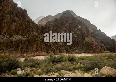 Klippen über Granite Rapids entlang des Colorado River im Grand Canyon unterhalb des Monument Creek Stockfoto