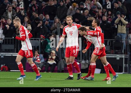 München, Deutschland. Dezember 2023. Tor zum 1:0 duch Harry Kane (FC Bayern München, #09) durch die Vorarbeit von Leroy Sane (FC Bayern München, #10), jubel, Torjubel. FC Bayern München vs. VfB Stuttgart, Fussball, Herren, 1. Bundesliga, 15. Spieltag, Saison 23/24, GER, 17.12.2023, DFL/DFB-VORSCHRIFTEN VERBIETEN JEDE VERWENDUNG VON FOTOGRAFIEN ALS BILDSEQUENZEN UND/ODER QUASI-VIDEO, Foto: Eibner-Pressefoto/Wolfgang Frank Credit: dpa/Alamy Live News Stockfoto