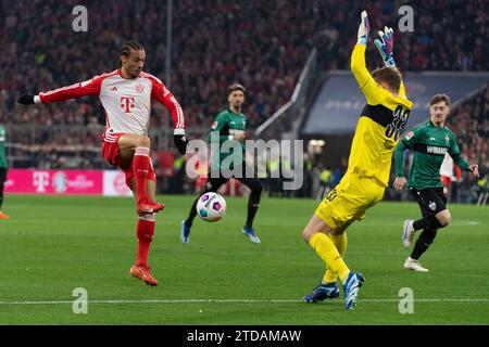 München, Deutschland. Dezember 2023. Tor zum 1:0 duch Harry Kane (FC Bayern München, #09) durch die Vorarbeit von Leroy Sane (FC Bayern München, #10), Re. Alexander Nuebel (VfB Stuttgart, #33) FC Bayern München gegen VfB Stuttgart, Fussball, Herren, 1. Bundesliga, 15. Spieltag, Saison 23/24, GER, 17.12.2023, DFL/DFB-VORSCHRIFTEN VERBIETEN JEDE VERWENDUNG VON FOTOGRAFIEN ALS BILDSEQUENZEN UND/ODER QUASI-VIDEO, Foto: Eibner-Pressefoto/Wolfgang Frank Credit: dpa/Alamy Live News Stockfoto