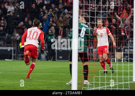 München, Deutschland. Dezember 2023. Tor zum 1:0 duch Harry Kane (FC Bayern München, #09) durch die Vorarbeit von Leroy Sane (FC Bayern München, #10), jubel, Torjubel. FC Bayern München vs. VfB Stuttgart, Fussball, Herren, 1. Bundesliga, 15. Spieltag, Saison 23/24, GER, 17.12.2023, DFL/DFB-VORSCHRIFTEN VERBIETEN JEDE VERWENDUNG VON FOTOGRAFIEN ALS BILDSEQUENZEN UND/ODER QUASI-VIDEO, Foto: Eibner-Pressefoto/Wolfgang Frank Credit: dpa/Alamy Live News Stockfoto