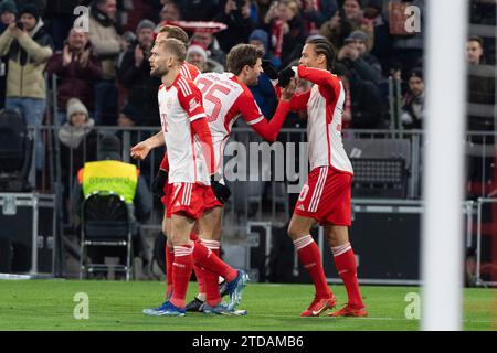 München, Deutschland. Dezember 2023. Tor zum 1:0 duch Harry Kane (FC Bayern München, #09) durch die Vorarbeit von Leroy Sane (FC Bayern München, #10), jubel, Torjubel. mit Thomas Mueller (FC Bayern München, #25) FC Bayern München vs. VfB Stuttgart, Fussball, Herren, 1. Bundesliga, 15. Spieltag, Saison 23/24, GER, 17.12.2023, DFL/DFB-VORSCHRIFTEN VERBIETEN JEDE VERWENDUNG VON FOTOGRAFIEN ALS BILDSEQUENZEN UND/ODER QUASI-VIDEO, Foto: Eibner-Pressefoto/Wolfgang Frank Credit: dpa/Alamy Live News Stockfoto