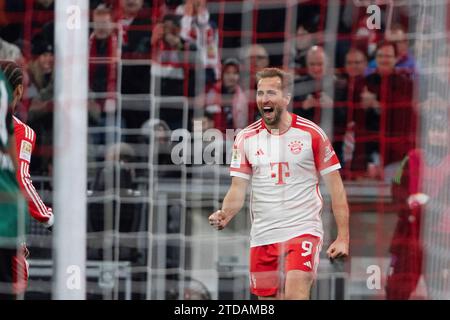 München, Deutschland. Dezember 2023. Tor zum 1:0 duch Harry Kane (FC Bayern München, #09) durch die Vorarbeit von Leroy Sane (FC Bayern München, #10), jubel, Torjubel. FC Bayern München vs. VfB Stuttgart, Fussball, Herren, 1. Bundesliga, 15. Spieltag, Saison 23/24, GER, 17.12.2023, DFL/DFB-VORSCHRIFTEN VERBIETEN JEDE VERWENDUNG VON FOTOGRAFIEN ALS BILDSEQUENZEN UND/ODER QUASI-VIDEO, Foto: Eibner-Pressefoto/Wolfgang Frank Credit: dpa/Alamy Live News Stockfoto