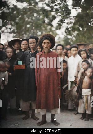 Tonkin, Indochina, ein alter Mann mit reichlich Haaren, der als Auserwählter des Himmels gilt, Kleidung, Menschen, Kostüm, Kind, Porträt, Frisur, Kopfbedeckung, Mann, Indochina, Tonkin, Kranke Phänomene, an Selected of Heaven ( abnormal hair), Tonkin, 01/10/1916 - 31/10/1916, busy, Léon, Léon beschäftigte Fotografin en Indochine, Autochrome, Foto, Glas, Autochrome, Foto, positiv, Vertikal, Format 9 x 12 cm Stockfoto