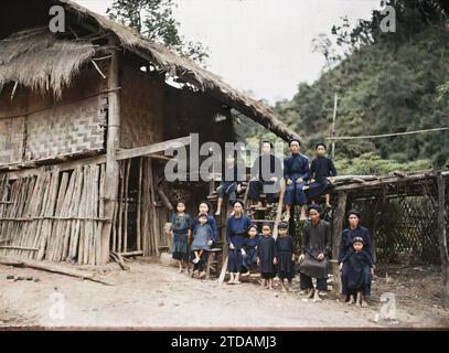 Lung-phai, Tonkin, Indochina Thai (thô) Dorfbewohner in der Nähe eines Hauses, Menschen, Kleidung, Gesellschaft, Wohnraum, Architektur, Frau, Kostüm, ethnische Minderheit, Kind, Gruppenporträt, ländliche Architektur, Wohnung, Frisur, Kopfbedeckung, man, Indochina, Tonkin, von Hanoi bis Porte de Chine: Region nach-am, Dorf LUNG-phai: Bevölkerungsgruppe, LUNG-VAI, 01/09/1916 - 30/09/1916, beschäftigt, Léon, Léon beschäftigte Fotografin en Indochine, Autochrome, Foto, Glas, Autochrome, Foto, positiv, Horizontal Stockfoto