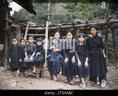 Lung-phai, Tonkin, Indochina Thai Frauen und Mädchen (thô), Menschen, Kleidung, Gesellschaft, Frau, Kostüm, ethnische Minderheit, Kind, Gruppenporträt, Frisur, Kopfbedeckung, Indochina, Tonkin, Hanoi am China Gate, Region nach-am, Dorf Lung-phai: Frauen und junge Mädchen., LUNG-VAI, 01/09/1916 - 30/09/1916, beschäftigt, Léon, Léon beschäftigte Fotografin en Indochine, Autochrome, Foto, Glas, Autochrome, Foto, positiv, Horizontal Stockfoto