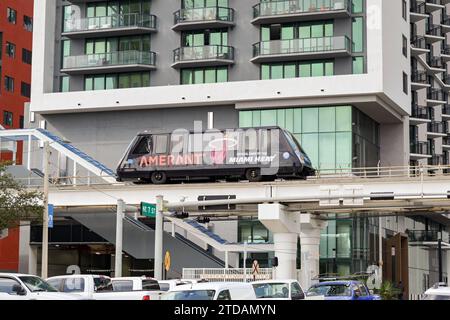 Miami, Florida, USA - 1. Dezember 2023: Zug auf dem Metromover Light Railway Transit System, das durch die Innenstadt von Miami fährt. Er ist fahrerlos. Stockfoto