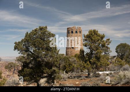 Desert View Watchtower erhebt sich zwischen den Bäumen am Südrand des Grand Canyon Stockfoto