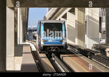 Miami, Florida, USA - 4. Dezember 2023: Zug mit dem Metromover Light Railway Transit System, das durch die Innenstadt von Miami fährt. Er ist fahrerlos Stockfoto