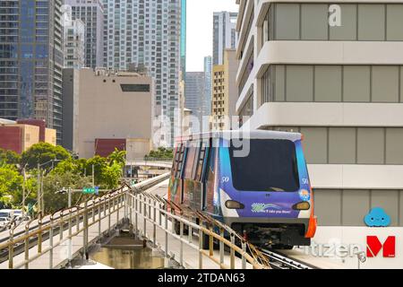 Miami, Florida, USA - 5. Dezember 2023: Zug auf dem Metromover Light Railway Transit System, das durch die Innenstadt von Miami fährt. Es ist frei zu fahren. Stockfoto