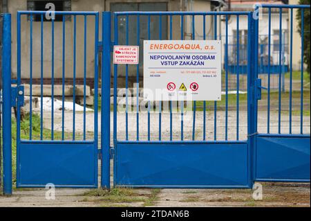 Eingeschränktes Gebiet von Energoaqua - Unternehmen mit Schwerpunkt Wasserwirtschaft. Blau verschlossenes Metalltor mit Warntafeln. Stockfoto