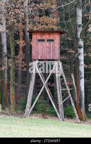 Hochsitz für Jäger und Wildhüter im Wald. Tschechische republik Natur. Stockfoto