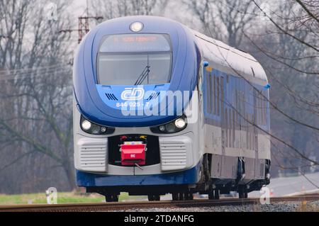 Regionale Lokalbahn des Staatsunternehmens Ceske drahy - Tschechische Eisenbahnen. Großer Eisenbahnbetreiber in der Tschechischen Republik. Stockfoto