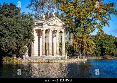 Blick auf den Tempel des Äskulapius auf das antike Gebäude am See der Villa Borghese in Rom Italien Stockfoto