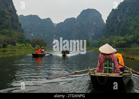 Tourist auf einer Bootstour in Tam Coc in vietnam Stockfoto