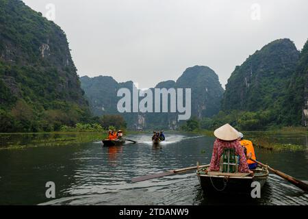 Tourist auf einer Bootstour in Tam Coc in vietnam Stockfoto