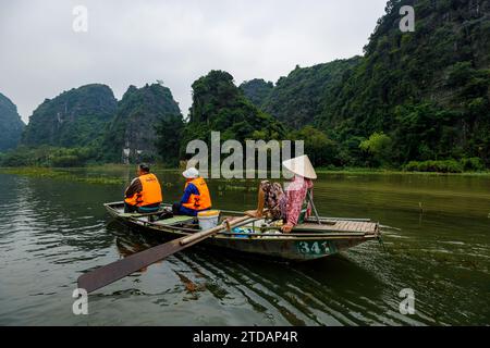 Tourist auf einer Bootstour in Tam Coc in vietnam Stockfoto