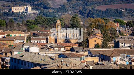 Blick auf die Altstadt von Orvieto in Italien von den Dächern bei Sonnenuntergang Stockfoto