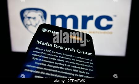 Mobiltelefon mit Website der Watchdog-Organisation Media Research Center (MRC) vor dem Logo. Fokussieren Sie sich oben links auf der Telefonanzeige. Stockfoto