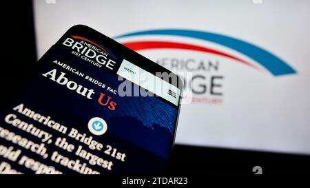 Handy mit Website der liberalen Super PAC American Bridge 21st Century vor Logo. Fokussieren Sie sich oben links auf der Telefonanzeige. Stockfoto