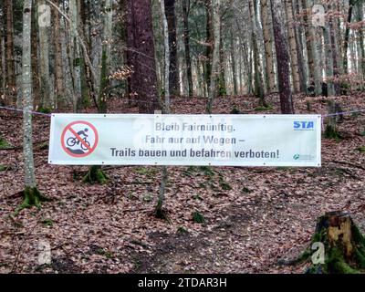 Gauting, Bayern, Deutschland. Dezember 2023. Banner hängen an den Gauting Mountainbikestrecken in der Nähe von München. Der Landkreis Starnberg hat kürzlich die Wanderwege geschlossen, von denen einige seit zwei Jahrzehnten dort sind, Schilder aufgehängt, die das Verbot bestätigen, und die Leute von den Zeitungen informiert, dass die Polizei die Wanderwege patrouillieren und Tickets ausstellen wird. Kritiker wiederholen, dass die Wanderwege zum Teil schon seit Jahrzehnten existieren und die von Bayern angewandten Regeln, wonach alle Wanderwege zu Fuß zugänglich sein müssen, hier archaisch und falsch angewandt werden. Kritiker weisen auch darauf hin Stockfoto