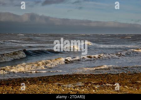 Ein unheilvoller Himmel über der Küste von Lancashire, während die Wellen immer weiter in Richtung der Promenade, Fleetwood, Lancashire, Großbritannien, Rollen Stockfoto