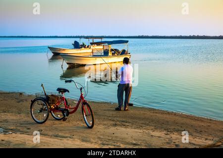 Coastal Serenity: Anglerfischen in Dammam Corniche, Saudi-Arabien mit Bicycle Companion. Stockfoto