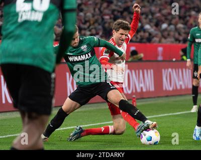 München, Deutschland. Dezember 2023. v. li. im Zweikampf Maximilian Mittelstaedt (VfB Stuttgart, #07), Thomas Müller (FC Bayern München, #25) FC Bayern München vs. VfB Stuttgart, Fussball, Herren, 1. Bundesliga, 15. Spieltag, Saison 23/24, GER, 17.12.2023, DFL/DFB-VORSCHRIFTEN VERBIETEN JEDE VERWENDUNG VON FOTOGRAFIEN ALS BILDSEQUENZEN UND/ODER QUASI-VIDEO, Foto: Eibner-Pressefoto/Wolfgang Frank Credit: dpa/Alamy Live News Stockfoto