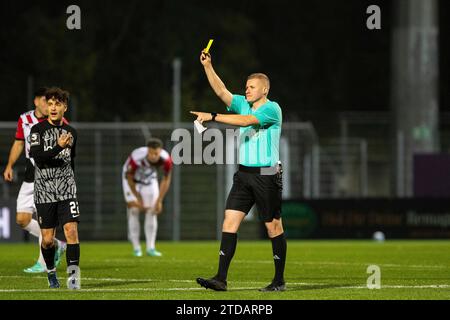 Köln, Deutschland. Dezember 2023. Schiedsrichter zeigt gelbe Karte 3. Liga 19.Spieltag: FC Viktoria K?ln - SC Freiburg II; Sportpark H?henberg, K?ln; 17.12.2023 DFL-VORSCHRIFTEN VERBIETEN JEDE VERWENDUNG VON FOTOGRAFIEN ALS BILDSEQUENZEN UND/ODER QUASI-VIDEO. Quelle: dpa/Alamy Live News Stockfoto