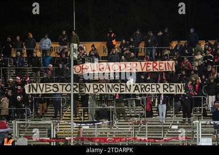 Köln, Deutschland. Dezember 2023. Fans von Viktoria K?ln protestieren gegen Investoren in DFL 3. Liga 19.Spieltag: FC Viktoria K?ln - SC Freiburg II; Sportpark H?henberg, K?ln; 17.12.2023 DFL-VORSCHRIFTEN VERBIETEN JEDE VERWENDUNG VON FOTOGRAFIEN ALS BILDSEQUENZEN UND/ODER QUASI-VIDEO. Quelle: dpa/Alamy Live News Stockfoto