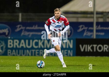 Köln, Deutschland. Dezember 2023. Lars Diets (Viktoria Köln, 2) mit dem Ball 3. Liga 19.Spieltag: FC Viktoria K?ln - SC Freiburg II; Sportpark H?henberg, K?ln; 17.12.2023 DFL-VORSCHRIFTEN VERBIETEN JEDE VERWENDUNG VON FOTOGRAFIEN ALS BILDSEQUENZEN UND/ODER QUASI-VIDEO. Quelle: dpa/Alamy Live News Stockfoto