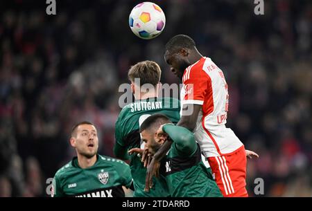 München, Deutschland. Dezember 2023. Kopfballduell Zweikampf Aktion Strafraumszene, Torraumszene Dayot Upamecano FC Bayern München FCB (02) gegen Angelo Stiller VfB Stuttgart (06) Waldemar Anton VfB Stuttgart (02) Deniz Undav VfB Stuttgart (26) FC Bayern München gegen VfB Stuttgart, Fussball, Bundesliga, Spieltag 15, Saison 2023/2024, 17.12.2023 DFL-VORSCHRIFTEN VERBIETEN DIE VERWENDUNG VON FOTOS ALS BILDSEQUENZEN UND/ODER QUASI-VIDEO Foto: Eibner-Pressefoto/Michael Weber Credit: dpa/Alamy Live News Stockfoto