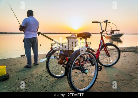 Coastal Serenity: Anglerfischen in Dammam Corniche, Saudi-Arabien mit Bicycle Companion. Stockfoto