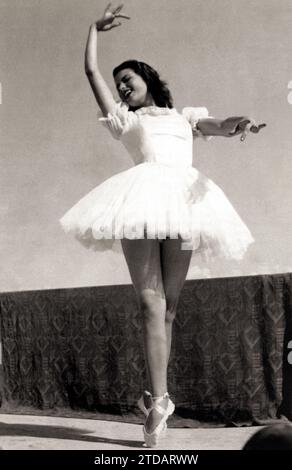 1944 c. , ROMA , ITALIEN : die zukünftige italienische Filmschauspielerin SILVANA MANGANO ( Sylvana , 1930 - 1989 ) als sie eine völlig unbekannte klassische Ballerina im Alter von 14 Jahren war , während eines Sommertanz-Recitals mit der Schule der berühmten Tänzerin JIA RUSKAJA . Während des Zweiten Weltkriegs in Armut aufgewachsen, lernte Mangano Tänzer und arbeitete als Model, bevor er 1946 einen Schönheitswettbewerb Miss Rome gewann. Dies führte zu einer Filmarbeit, die sie in Bitter Rice ( Riso Amaro , 1949) beachtliche Erfolge erzielte und fast vier weitere Jahrzehnte in Filmen arbeitete. Unbekannter Fotograf. - ITALIA - KINO - Film - po Stockfoto