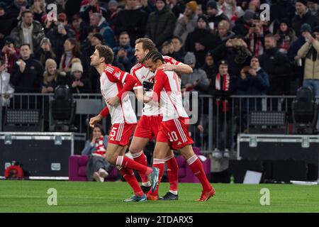 München, Deutschland. Dezember 2023. Tor zum 1:0 duch Harry Kane (FC Bayern München, #09) durch die Vorarbeit von Leroy Sane (FC Bayern München, #10), jubel FC Bayern München gegen VfB Stuttgart, Fussball, Herren, 1. Bundesliga, 15. Spieltag, Saison 23/24, GER, 17.12.2023, DFL/DFB-VORSCHRIFTEN VERBIETEN JEDE VERWENDUNG VON FOTOGRAFIEN ALS BILDSEQUENZEN UND/ODER QUASI-VIDEO, Foto: Eibner-Pressefoto/Wolfgang Frank Credit: dpa/Alamy Live News Stockfoto