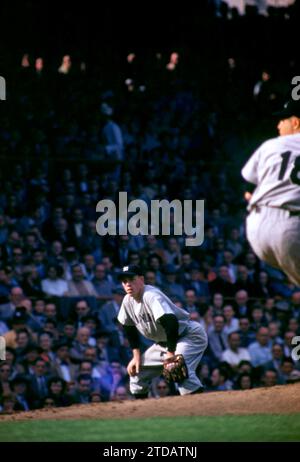 1955: Der dritte Baseman Andy Carey #6 der New York Yankees sieht sich an, als sich Pitcher Don Larsen #18 während eines MLB-Spiels um 1955 bereit macht, das Feld zu werfen. (Foto: Hy Peskin) *** örtlicher Bildtitel *** Andy Carey;Don Larsen Stockfoto