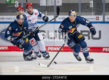 München, Deutschland. Dezember 2023. Kapitaen Patrick Hager (EHC Red Bull Muenchen, #52). EHC Red Bull München gegen Schwenninger Wild Wings, Eishockey, DEL, 28. Spieltag, Saison 2023/2024, 17.12.2023. Foto: Eibner-Pressefoto/Heike feiner Credit: dpa/Alamy Live News Stockfoto