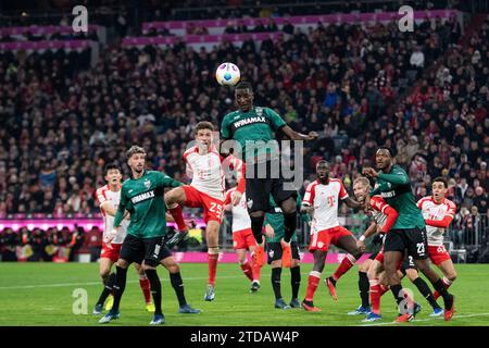München, Deutschland. Dezember 2023. Strafraumszene, v.li. Atakan Karazor (VfB Stuttgart, #16), Thomas Mueller (FC Bayern München, #25), Serhou Guirassy (VfB Stuttgart, #09), Dayot Upamecano (FC Bayern München, #02), Dan-Axel Zagadou (VfB Stuttgart, #23), FC Bayern München gegen VfB Stuttgart, Fussball, Herren, 1. Bundesliga, 15. Spieltag, Saison 23/24, GER, 17.12.2023, DFL/DFB-VORSCHRIFTEN VERBIETEN JEDE VERWENDUNG VON FOTOGRAFIEN ALS BILDSEQUENZEN UND/ODER QUASI-VIDEO, Foto: Eibner-Pressefoto/Wolfgang Frank Credit: dpa/Alamy Live News Stockfoto