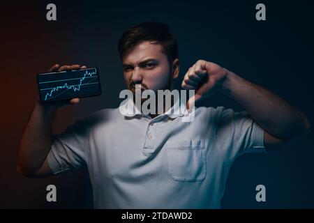 Mann, der auf den Kryptowährungsdiagramm zeigt. Stockfoto