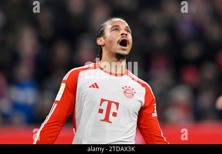 München, Deutschland. Dezember 2023. Leroy Sane FC Bayern München FCB (10) Enttaeuschung enttaeuscht nach vergebener Torchance Gestik Geste FC Bayern München vs. VfB Stuttgart, Fussball, Bundesliga, Spieltag 15, Saison 2023/2024, 17.12.2023 DFL-VORSCHRIFTEN VERBIETEN DIE VERWENDUNG VON FOTOS ALS BILDSEQUENZEN UND/ODER QUASI-VIDEO Foto: Eibner-Pressefoto/Michael Weber Credit: dpa/Alamy Live News Stockfoto