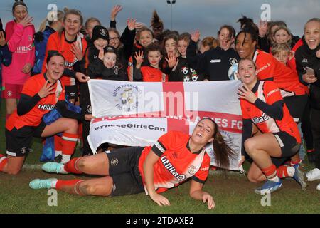 Luton Town Ladies FC feiert den Sieg des Adobe FA Cup der Frauen gegen Keynsham Town beim Barton Rovers FC am 17. Dezember 2023 Stockfoto