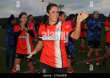 Jess McKay, Kapitän des Luton Town Ladies FC, feiert den Sieg des Adobe Women's FA Cup gegen Keynsham Town beim Barton Rovers FC am 17. Dezember 2023 Stockfoto