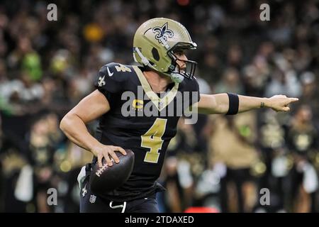 New Orleans, Louisiana, USA. Dezember 2023. Derek Carr, Quarterback der New Orleans Saints, spielt am 17. Dezember 2023 in New Orleans, Louisiana, USA, gegen die New York Giants. (Kreditbild: © Dan Anderson/ZUMA Press Wire) NUR REDAKTIONELLE VERWENDUNG! Nicht für kommerzielle ZWECKE! Quelle: ZUMA Press, Inc./Alamy Live News Stockfoto