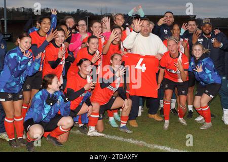 Luton Town Ladies FC feiert den Sieg des Adobe FA Cup der Frauen gegen Keynsham Town beim Barton Rovers FC am 17. Dezember 2023 Stockfoto