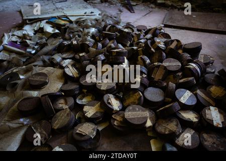 Stapel von weggeworfenen Fotopapotheken in einem verlassenen Gebäude. Stockfoto