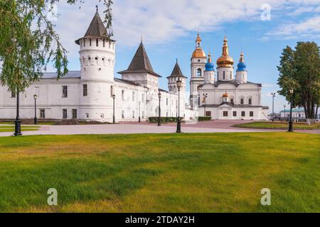 Tobolsk. Oblast Tyumen. Russland, 06. Juli 2010 - Blick auf St. Sophia-Himmelfahrt-Kathedrale und Gostiny Dvor des Tobolsker Kremls. Der Tobolsker Kreml Stockfoto