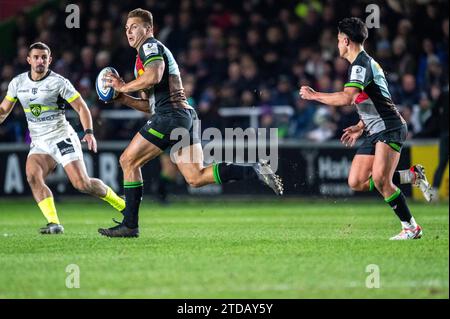 Harlequins Zentrum Andre Esterhuizen schaut ihm über die Schulter, bevor er während des zweiten Investec Champions Cup-Spiels in der Stoop an den Fliegenhalber Marcus Smith übergeht. Stockfoto