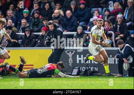 Stade Toulousain Flieger Thomas Ramos entgeht dem Angriff von Harlequins Flügelspieler Nick David, bevor er in Kontakt gebracht wird, indem er während eines Investec Champions Cup-Spiels in der zweiten Runde die Verteidigung auf der Treppe abdeckt. Stockfoto