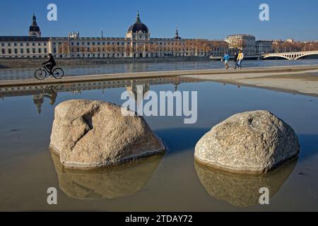 LYON, FRANKREICH, 17. Dezember 2023 : sonniger sonntagsspaziergang am Ufer der Rhone ist eine traditionelle Aktivität für Lyon-Bewohner Stockfoto