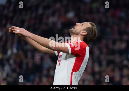 München, Deutschland. Dezember 2023. Harry Kane (FC Bayern München, #09) nach einer Torchance, Frust, FC Bayern München vs. VfB Stuttgart, Fussball, Herren, 1. Bundesliga, 15. Spieltag, Saison 23/24, GER, 17.12.2023, DFL/DFB-VORSCHRIFTEN VERBIETEN JEDE VERWENDUNG VON FOTOGRAFIEN ALS BILDSEQUENZEN UND/ODER QUASI-VIDEO, Foto: Eibner-Pressefoto/Wolfgang Frank Credit: dpa/Alamy Live News Stockfoto